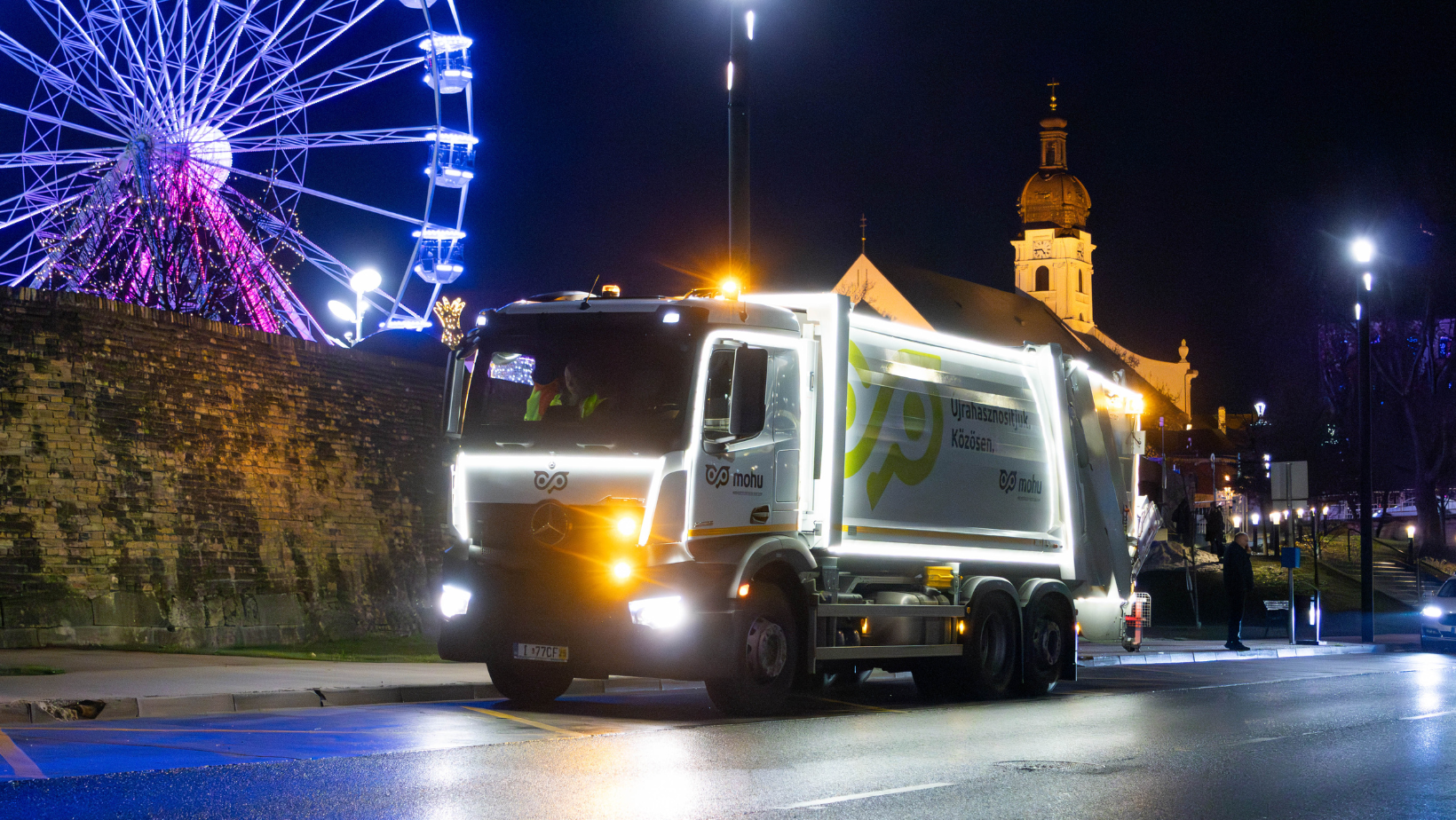 Kivilágított kukásautó